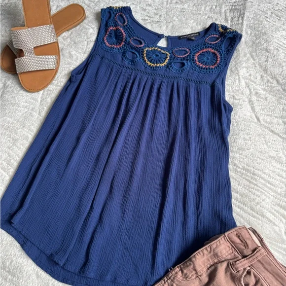 EUC!🤩 Signature Studio Royal Blue Embroidered Blouse - Picture 2 of 6